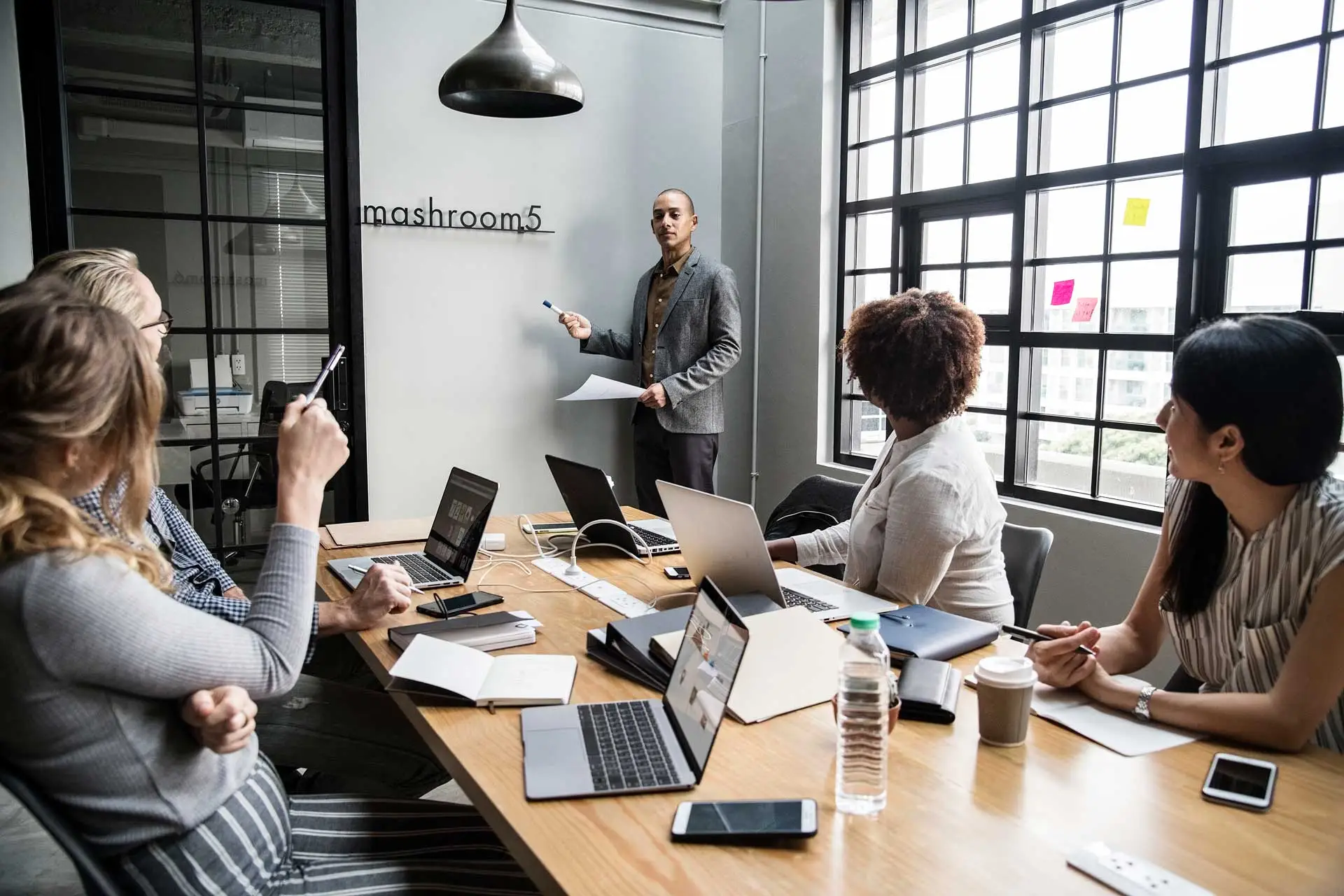 Personas conectando en coworking